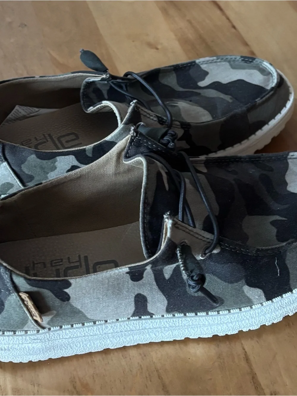 HEYDUDE women’s loafer. Green camo. Size 8